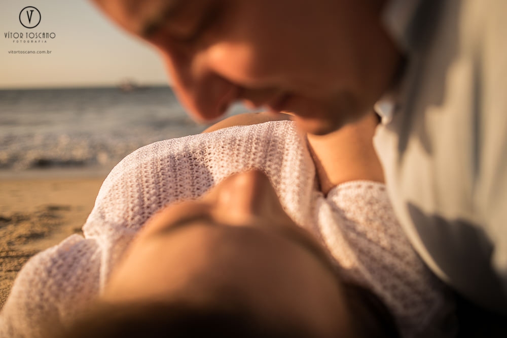 Detalhe da barriga da gestante no  ensaio de gestante, em São Miguel do Gostoso-RN.