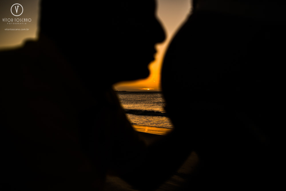 Beijo na barriga da gestante no  ensaio de gestante, em São Miguel do Gostoso-RN.