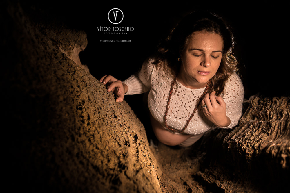 Gestante sentindo o calor da luz no  ensaio de gestante, em São Miguel do Gostoso-RN.