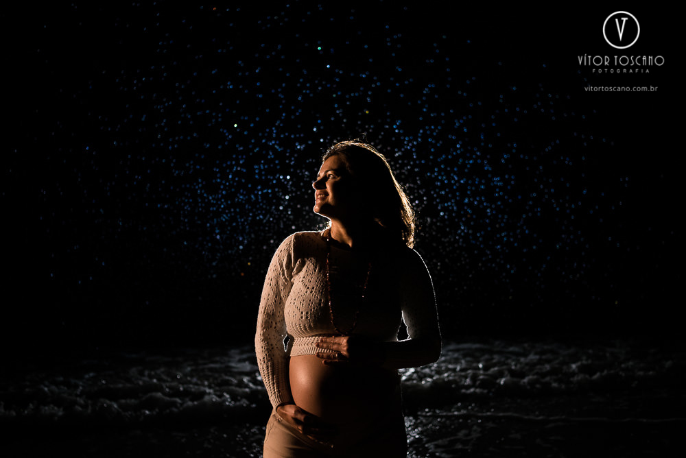 Gestante sob a luz das estrelas no  ensaio de gestante, em São Miguel do Gostoso-RN.