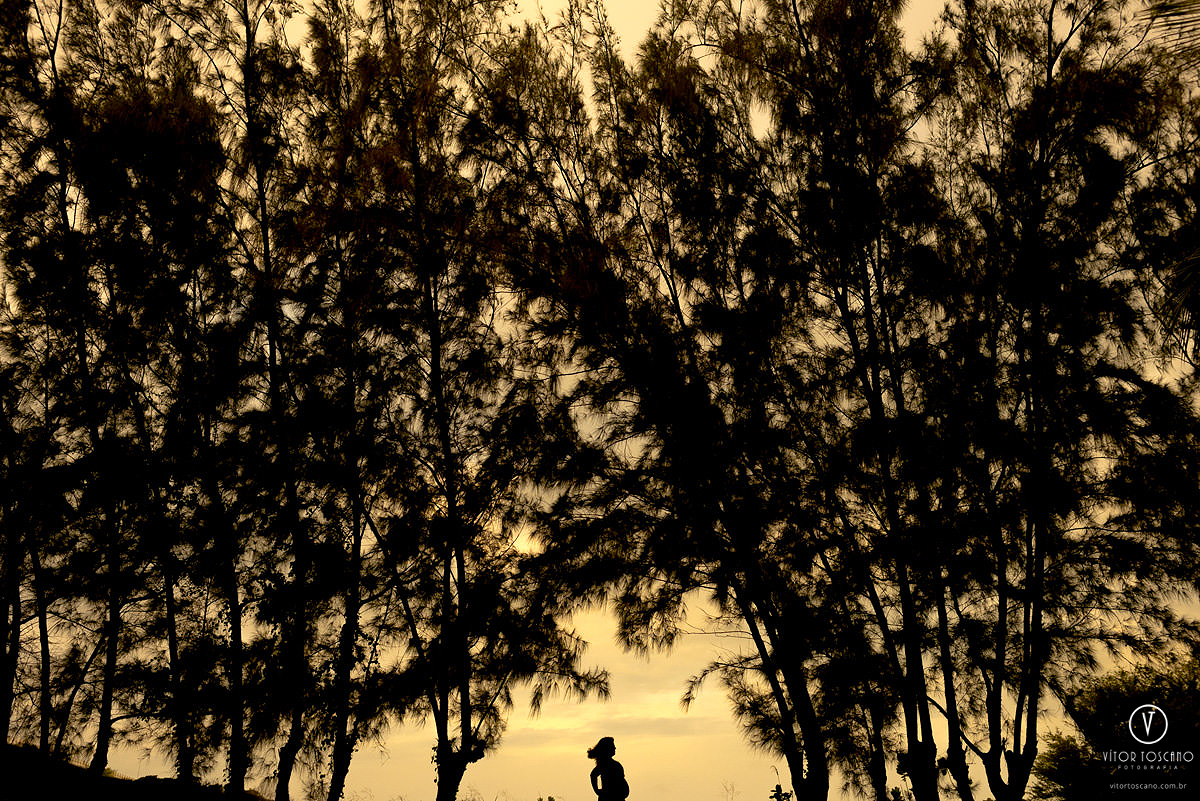 Silhueta da mãe no ensaio de gestante, em Natal-RN na praia do y.