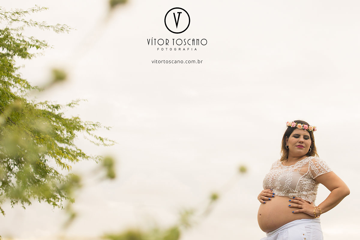 Mãe com a mão na barriga no ensaio de gestante, em Natal-RN na praia do y.