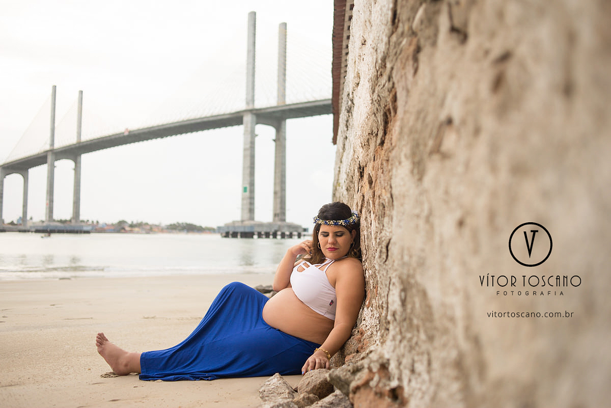 Mãe com a ponte newton navarro no ensaio de gestante, em Natal-RN na praia do y.