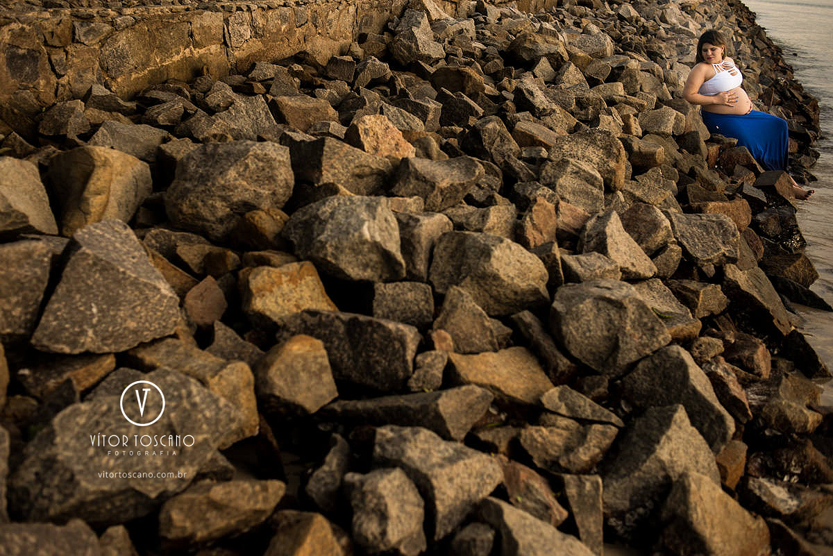 Mãe nas pedras no ensaio de gestante, em Natal-RN na praia do y.