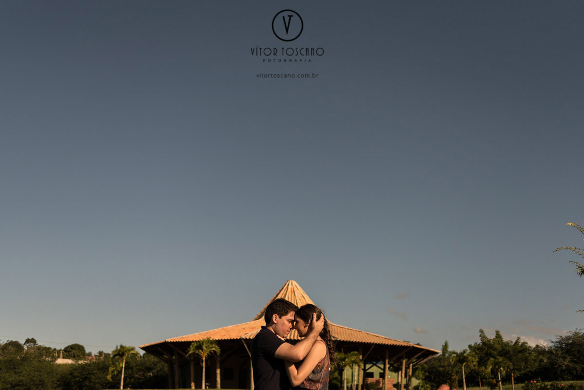 Casal se abraçando no ensaio de casal de Andreza e Thales em Macaiba - RN,