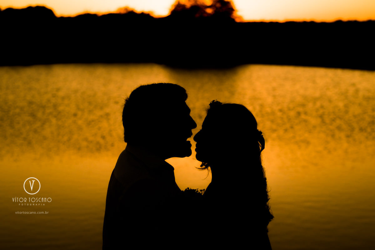 Noivo mordendo o nariz da noiva no ensaio de casal de Andreza e Thales em Macaiba - RN