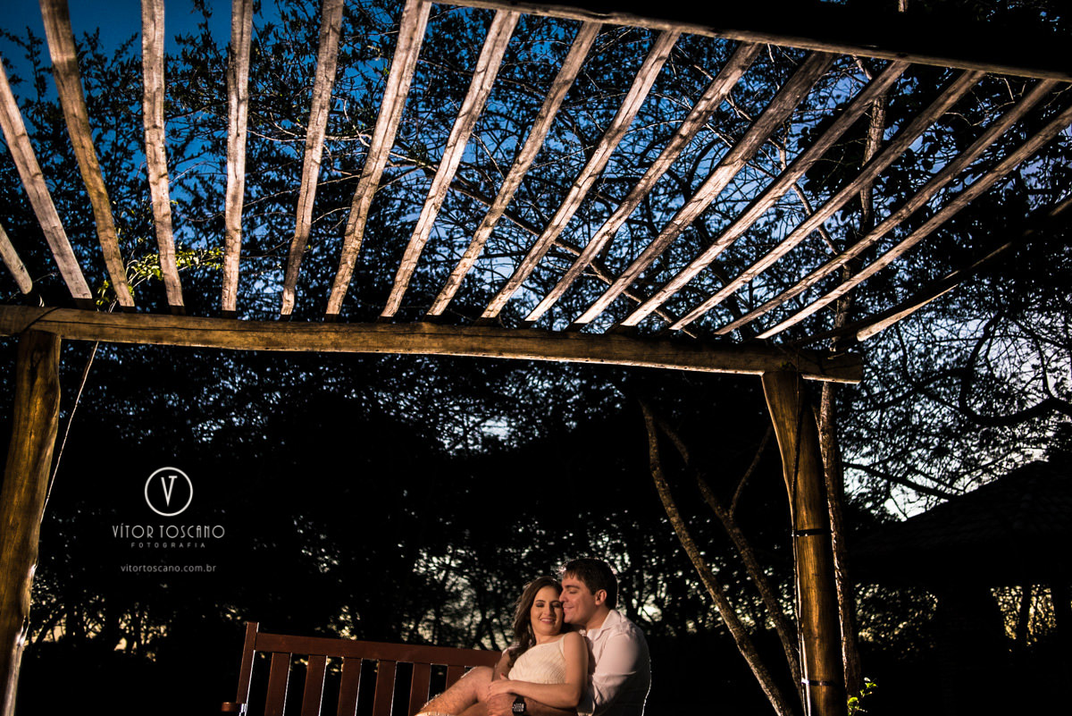 Casal namorando no banco no ensaio de casal de Andreza e Thales em Macaiba - RN