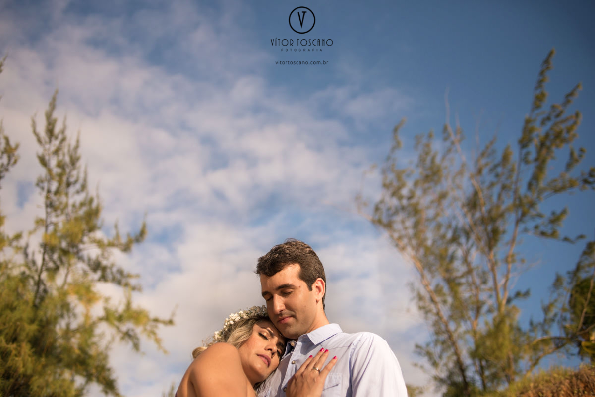 Casal entre as árvores no ensaio de Luana e Everton, em Pipa - RN.