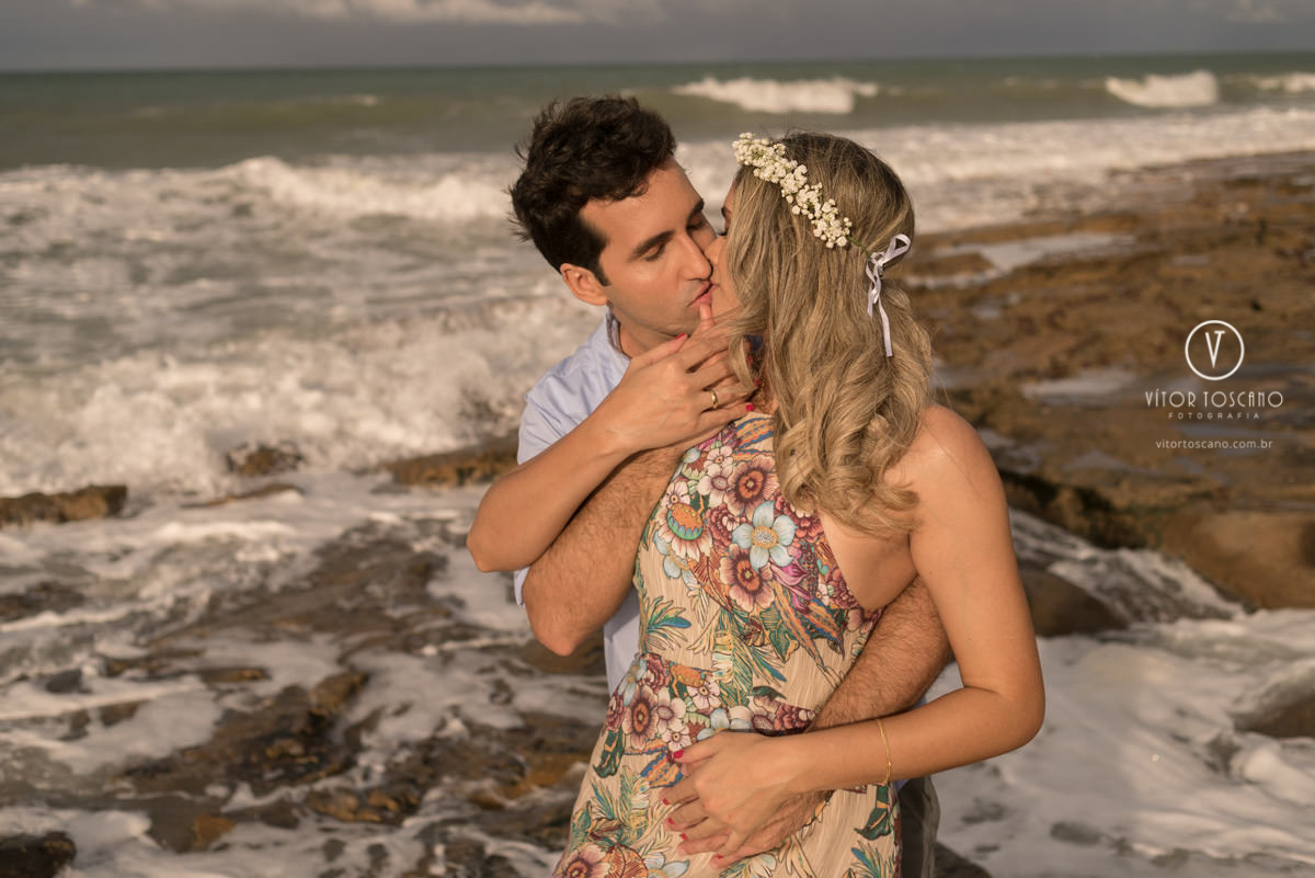 Casal em frente ao mar no ensaio de Luana e Everton, em Pipa - RN.