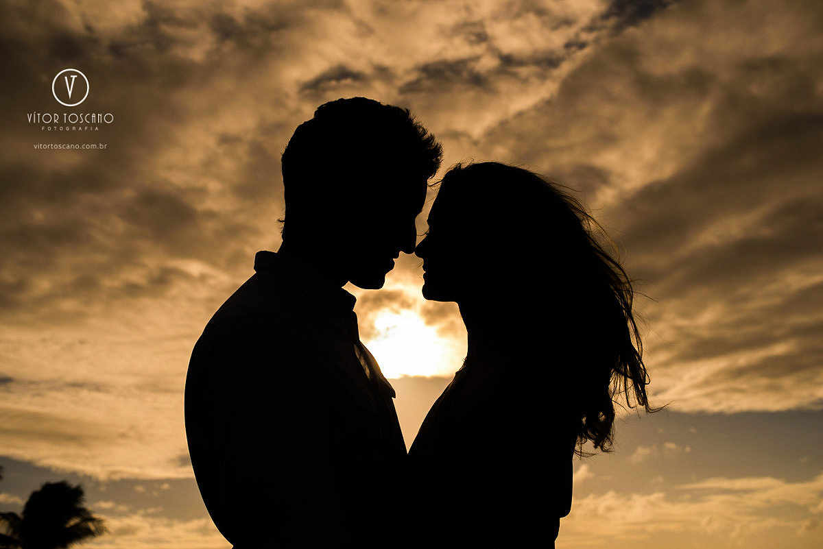 Silhueta do casal no ensaio de Luana e Everton, em Pipa - RN.