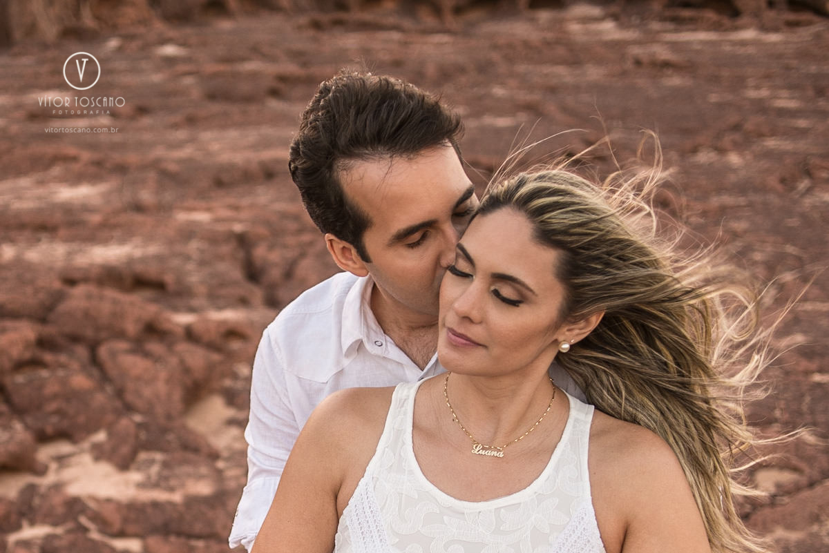 Casal no chapadão da praia do amor no ensaio de Luana e Everton, em Pipa - RN.