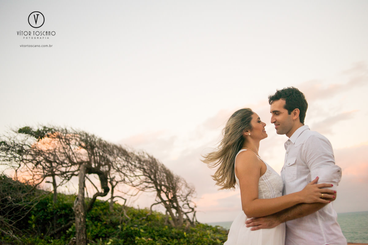 Casal e a árvore no ensaio de Luana e Everton, em Pipa - RN.