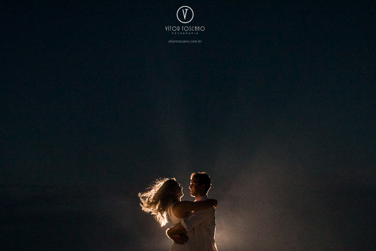 Casal dançando na praia no ensaio de Luana e Everton, em Pipa - RN.