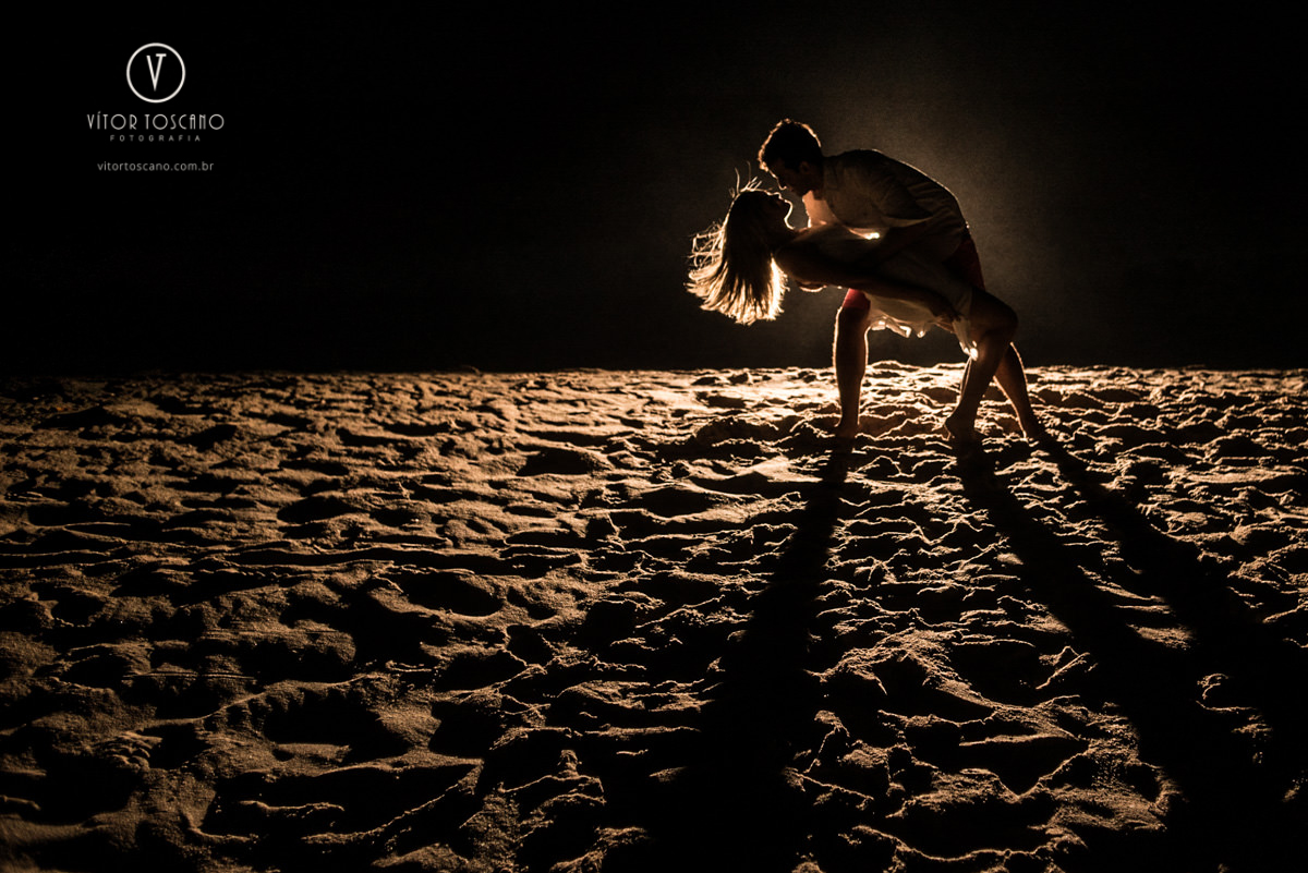 Casal dançando na praia no ensaio de Luana e Everton, em Pipa - RN.