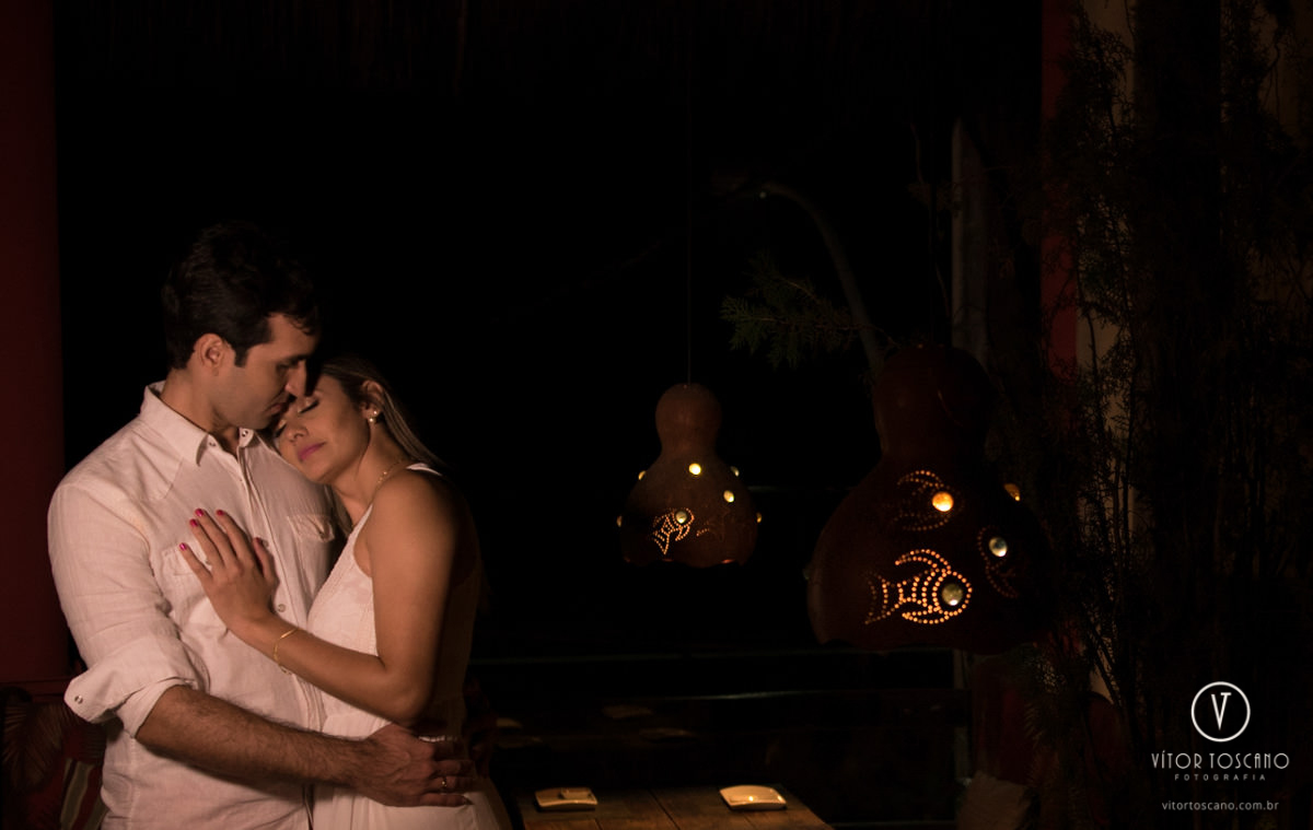 Casal em bar no ensaio de Luana e Everton, em Pipa - RN.