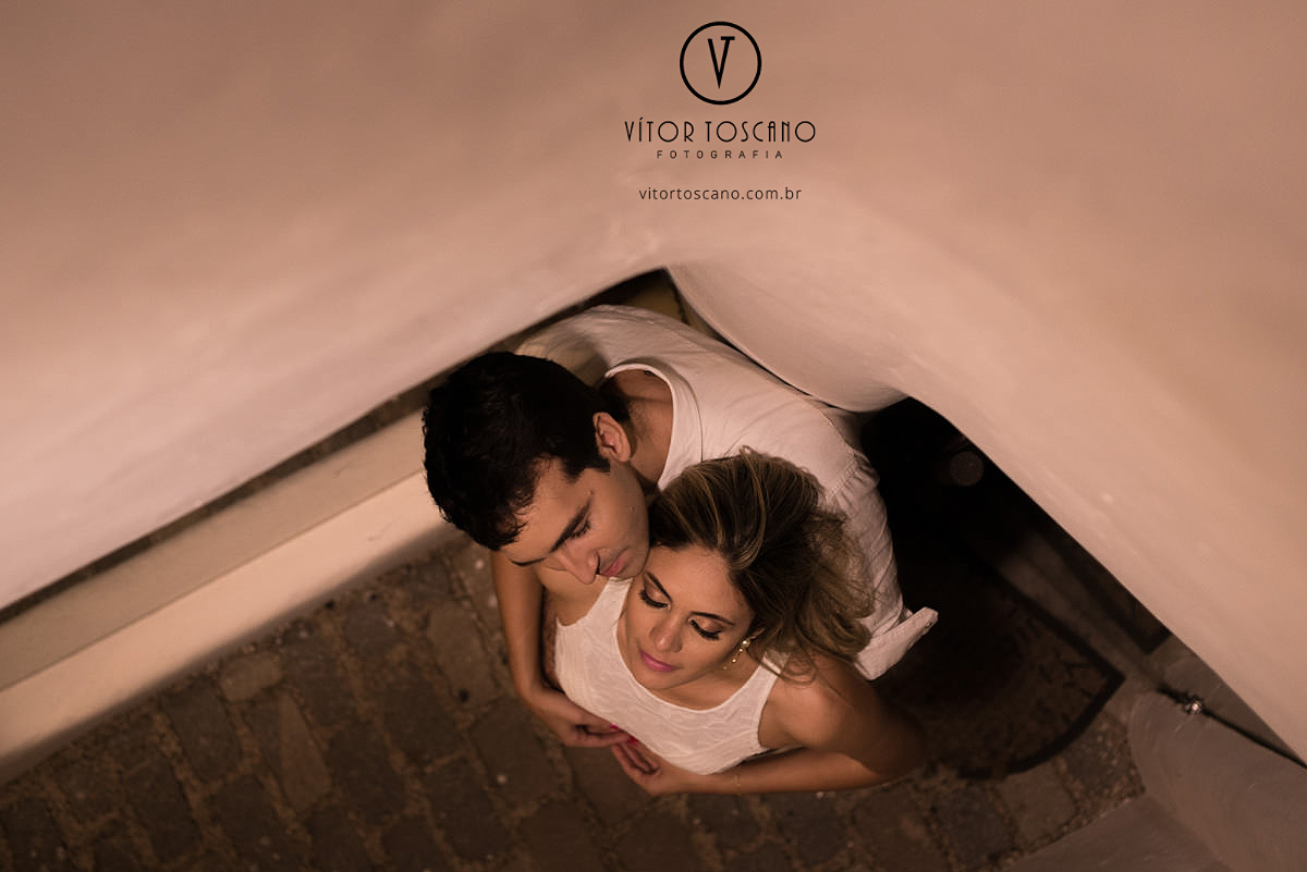 Casal visto de cima se abraçando no ensaio de Luana e Everton, em Pipa - RN.