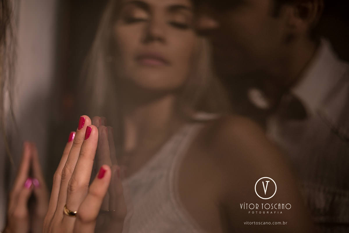 Reflexo do casal no ensaio de Luana e Everton, em Pipa - RN.