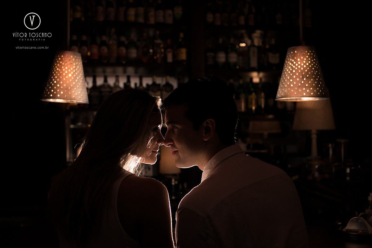 Casal no bar no ensaio de Luana e Everton, em Pipa - RN.