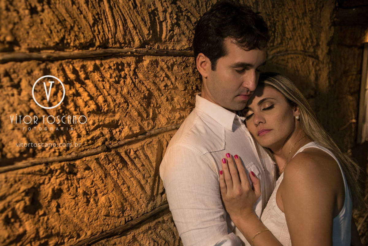 Casal na parede no ensaio de Luana e Everton, em Pipa - RN.