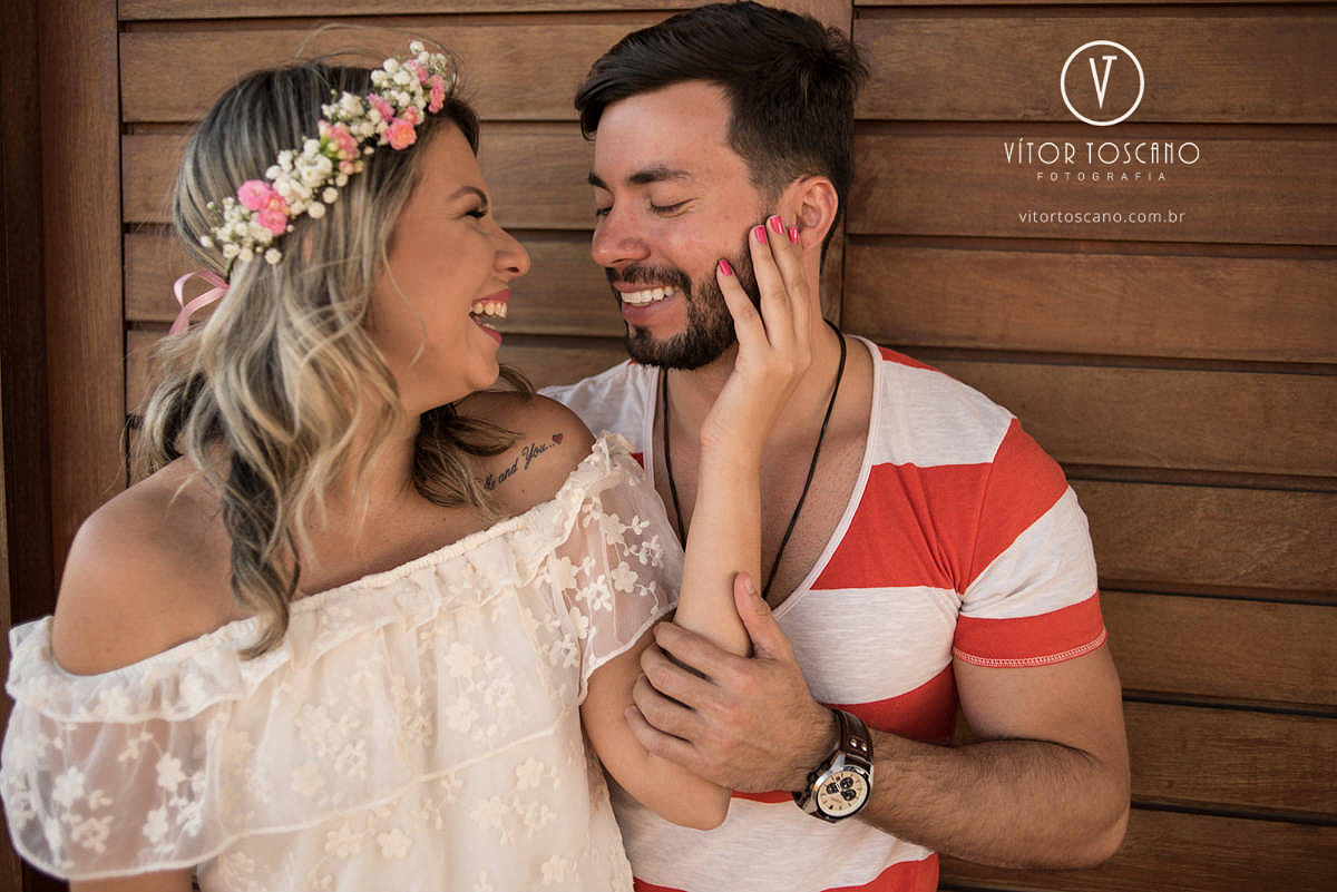 Casal sorrindo no ensaio de casal de Karolina e Andre, em Pium-RN.
