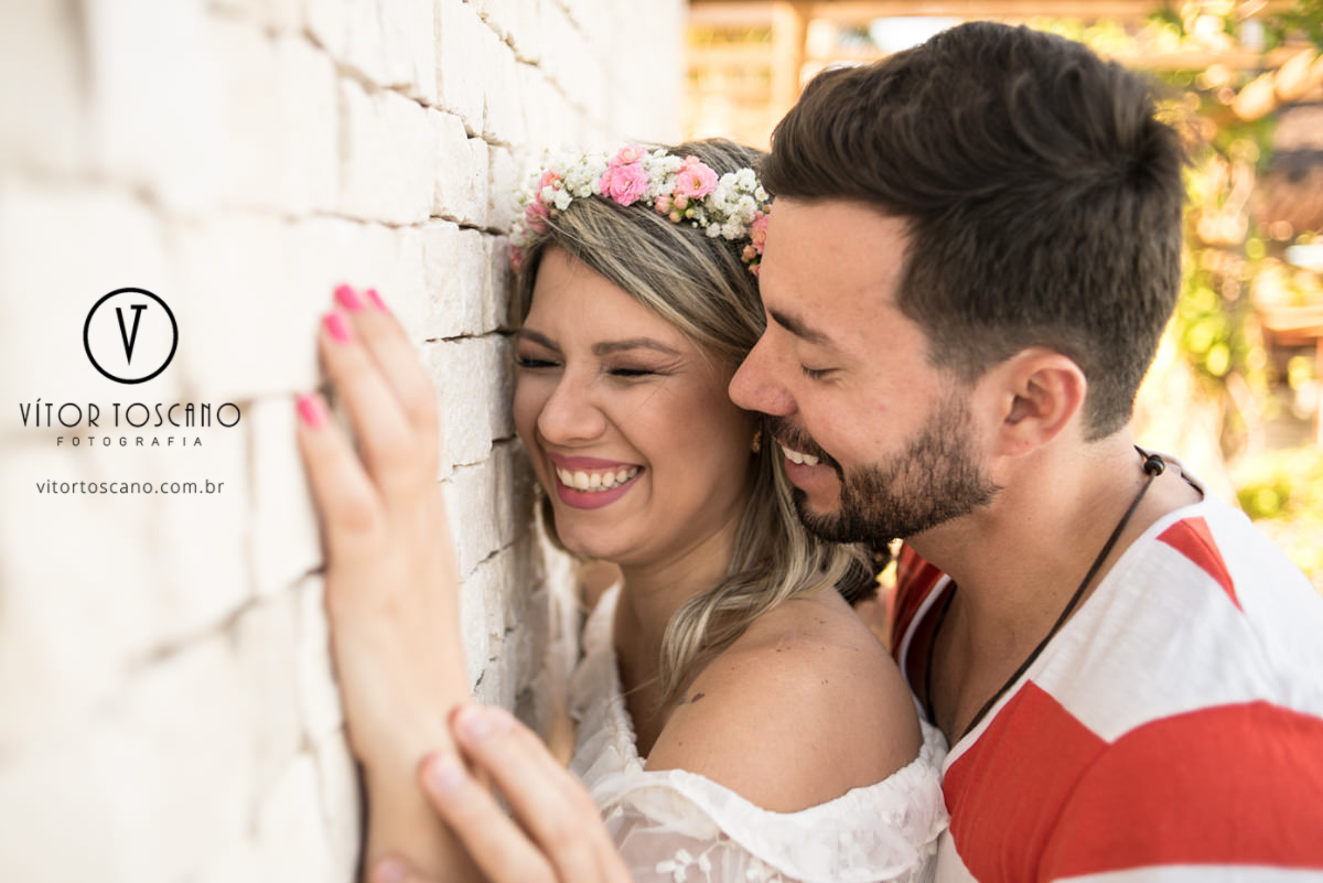 Casal sorrindo na parede no  ensaio de casal de Karolina e Andre, em Pium-RN.