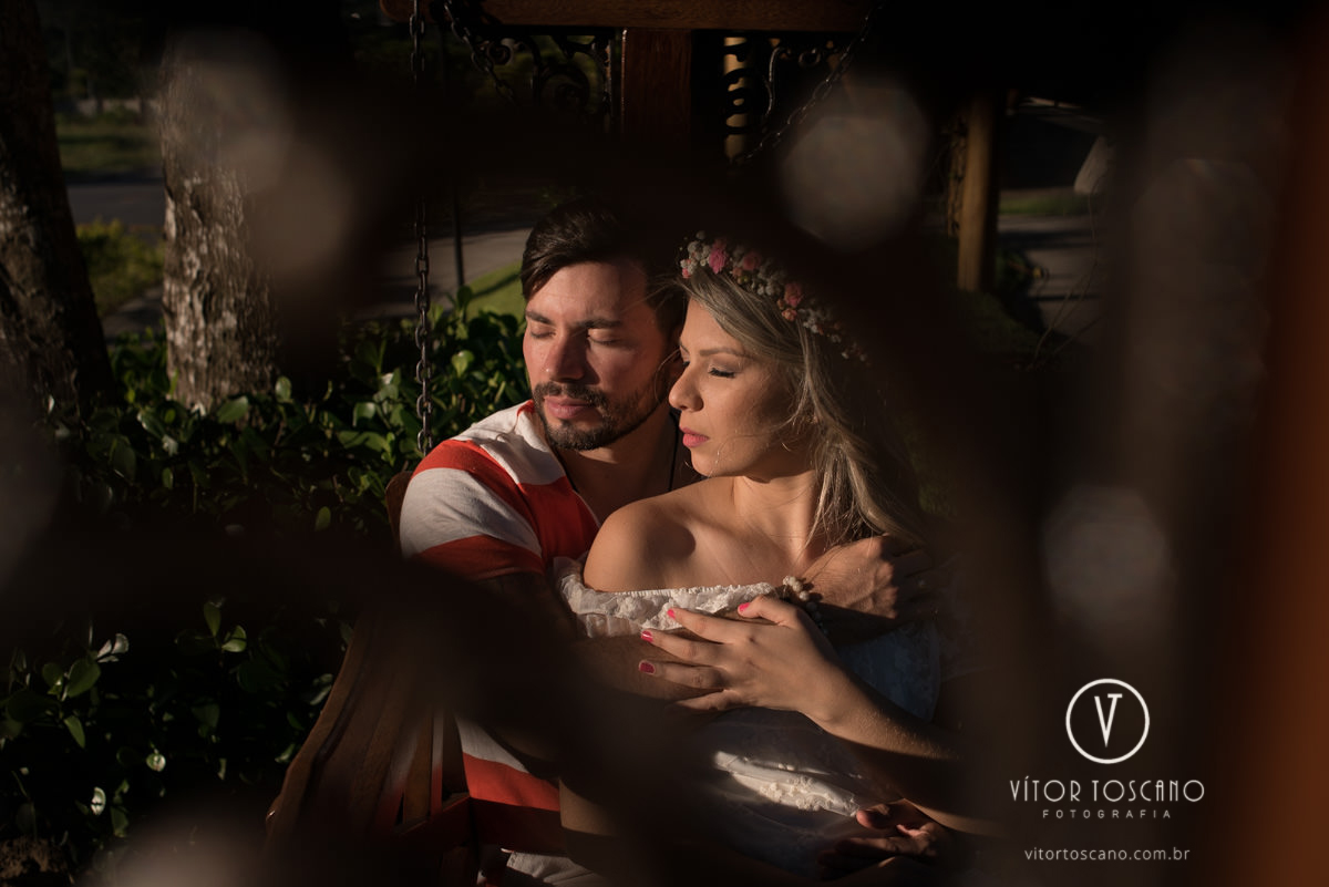 Casal sob a luz do sol no  ensaio de casal de Karolina e Andre, em Pium-RN.