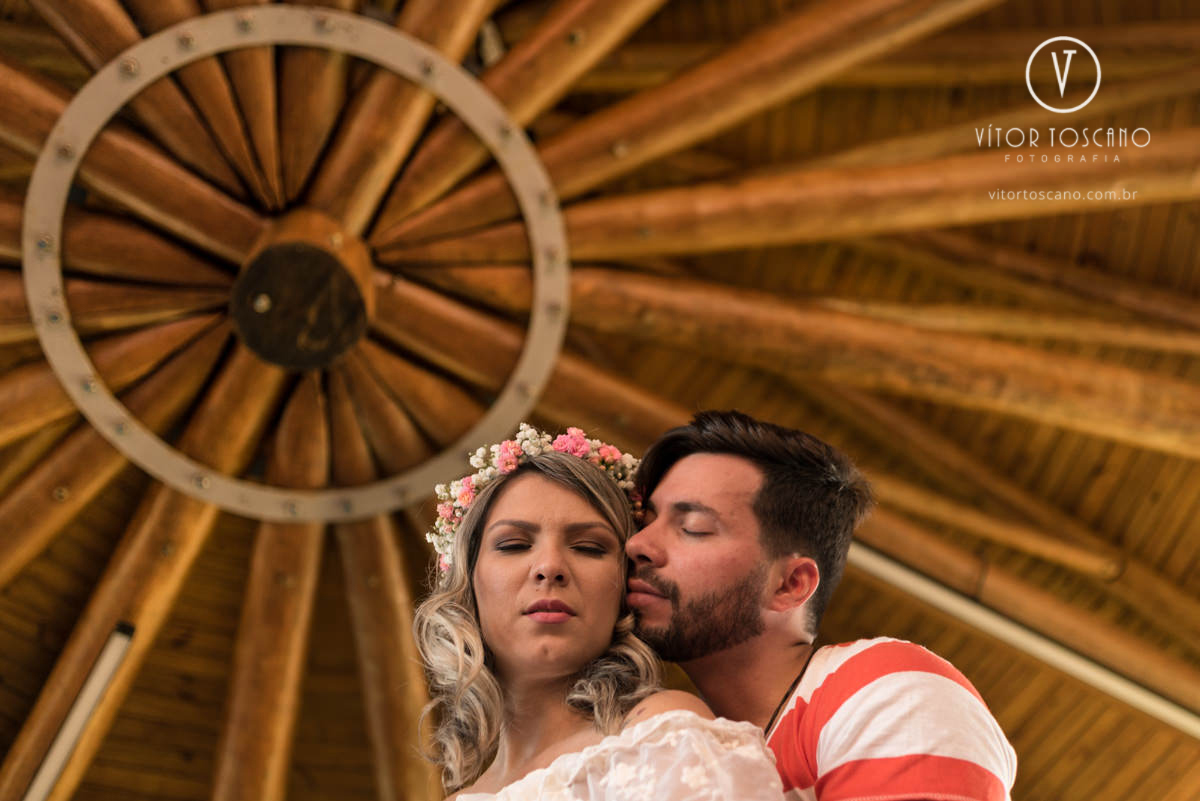 Casal abraçado no  ensaio de casal de Karolina e Andre, em Pium-RN.