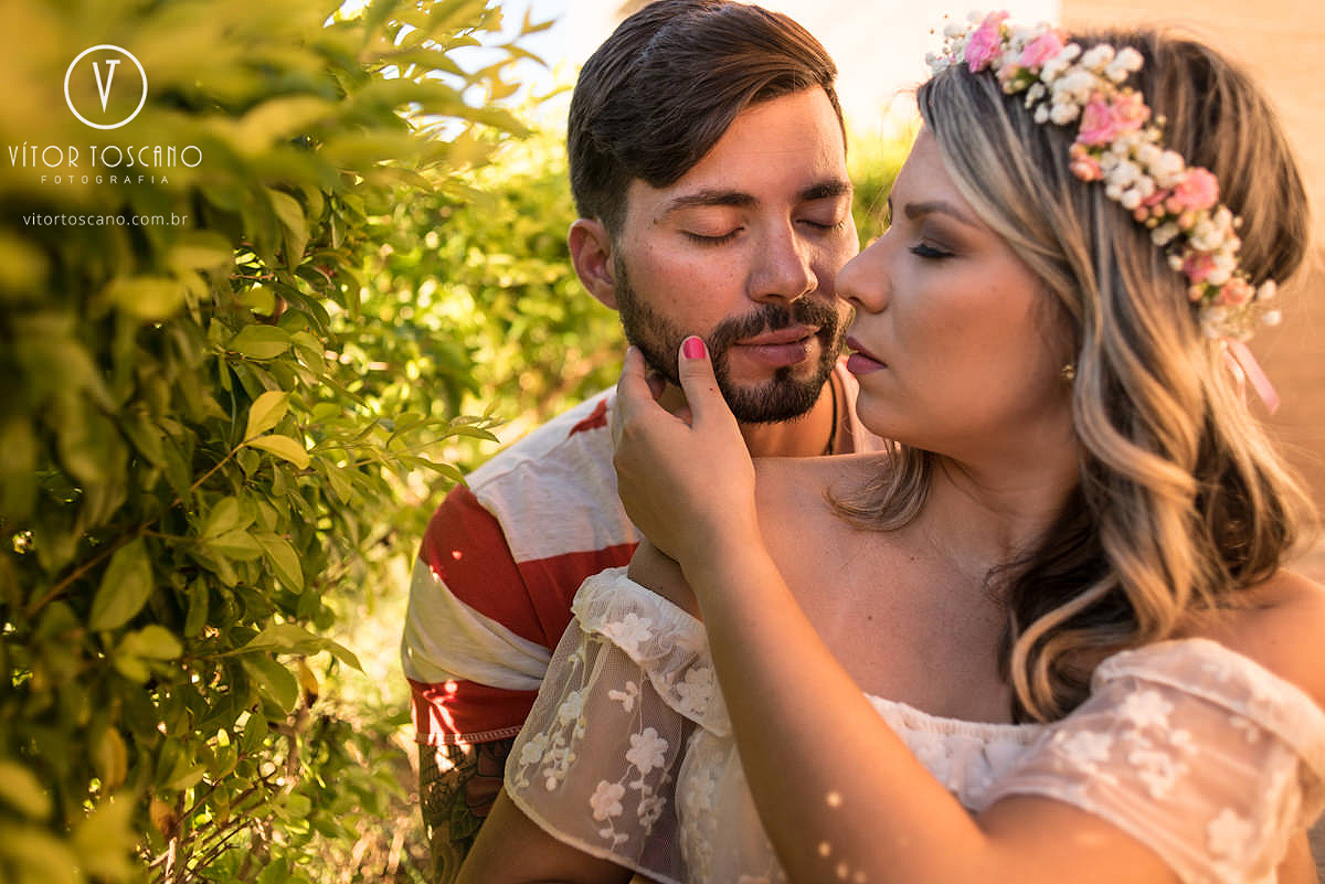 Casal namorando no  ensaio de casal de Karolina e Andre, em Pium-RN.