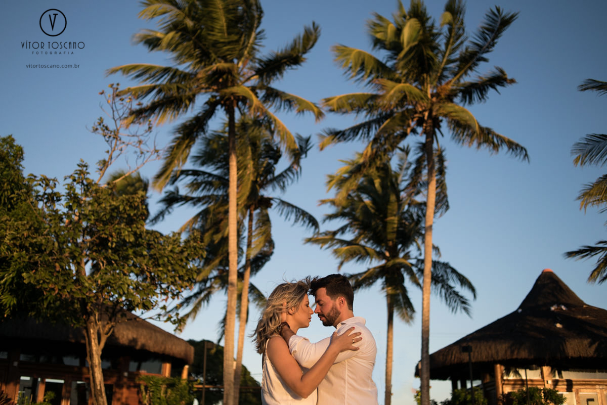 Casal namorando no  ensaio de casal de Karolina e Andre, em Pium-RN.