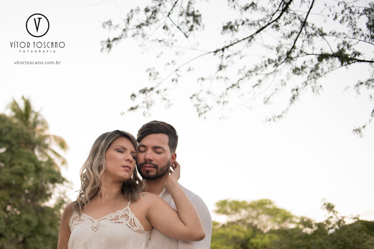 Casal namorando no  ensaio de casal de Karolina e Andre, em Pium-RN.