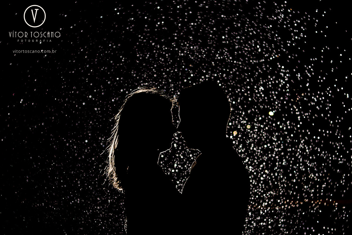 Casal sob a chuva no  ensaio de casal de Karolina e Andre, em Pium-RN.