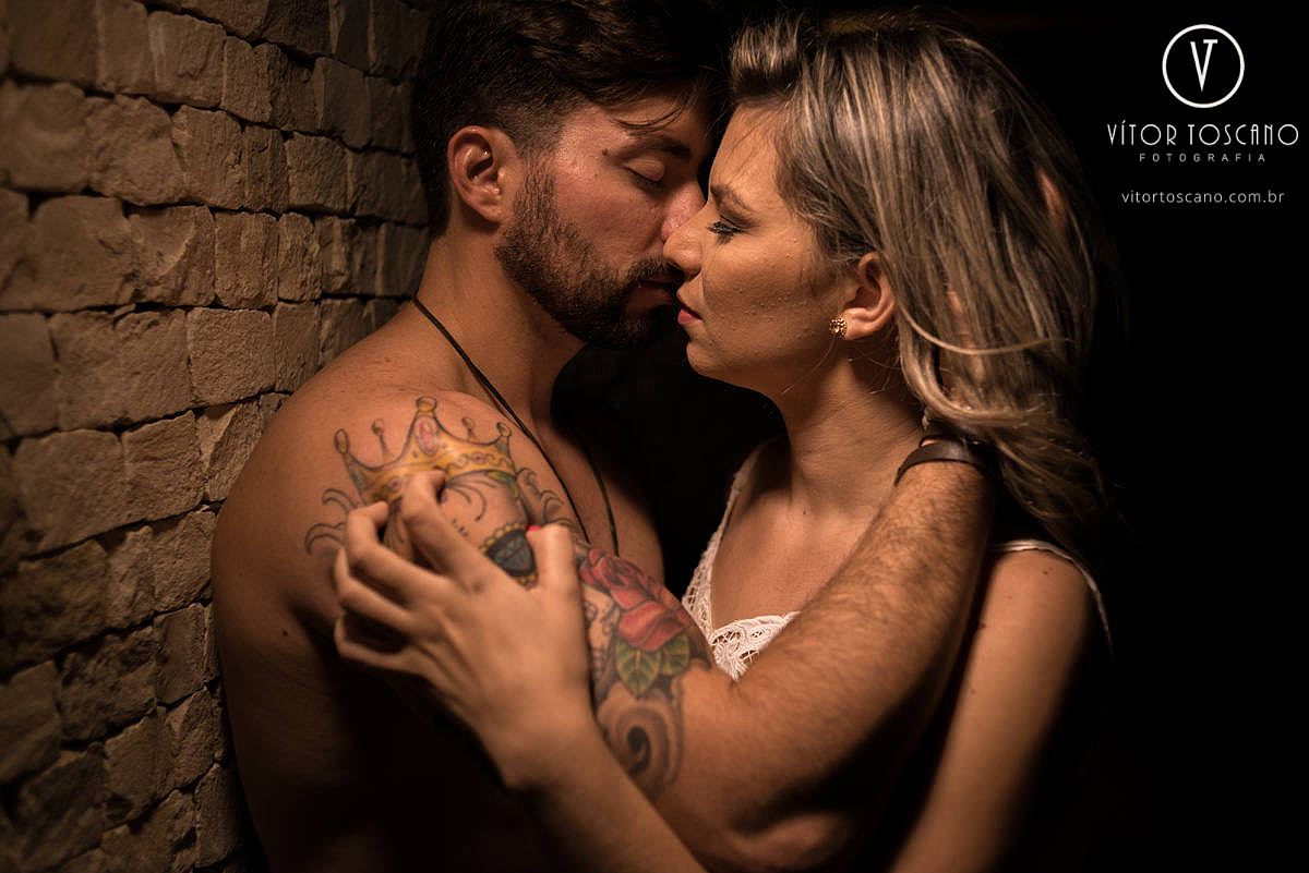 Noiva com pegada no braço do noivo no  ensaio de casal de Karolina e Andre, em Pium-RN.