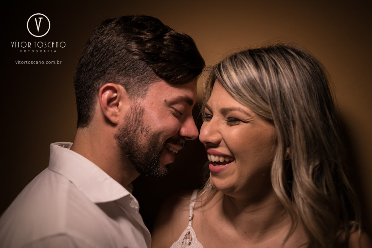 Casal sorrindo no  ensaio de casal de Karolina e Andre, em Pium-RN.