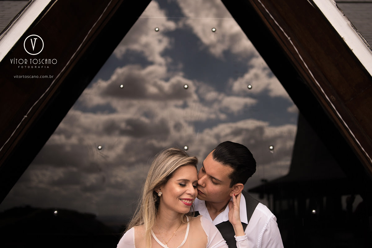 Casal namorando no ensaio de casal de Tunisia e Felipe, em Monte das Gameleiras, RN.