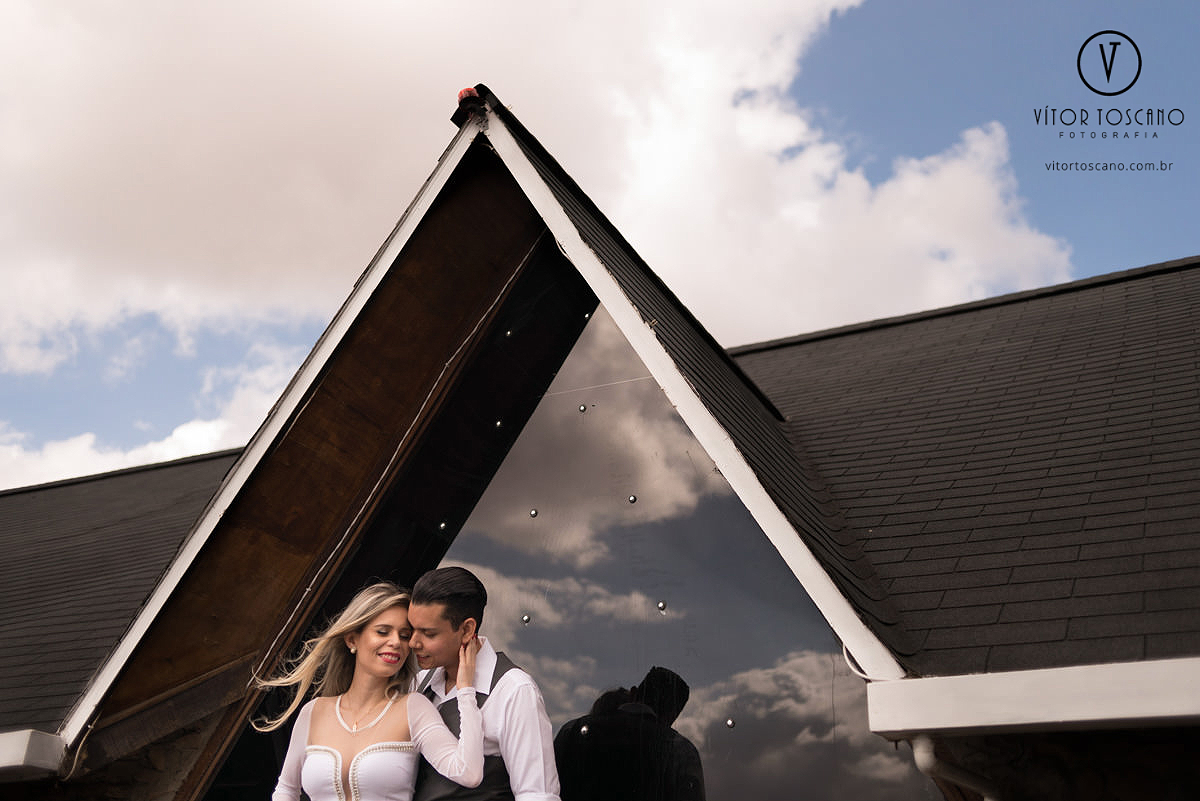 Casal em frente à casa no ensaio de casal de Tunisia e Felipe, em Monte das Gameleiras, RN.