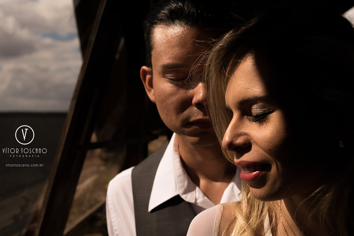 Casal à luz da janela no ensaio de casal de Tunisia e Felipe, em Monte das Gameleiras, RN.