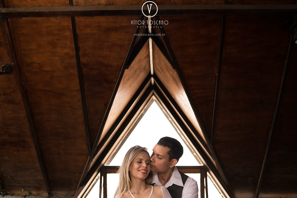 Noivo dando beijo na orelhada noiva no ensaio de casal de Tunisia e Felipe, em Monte das Gameleiras, RN.