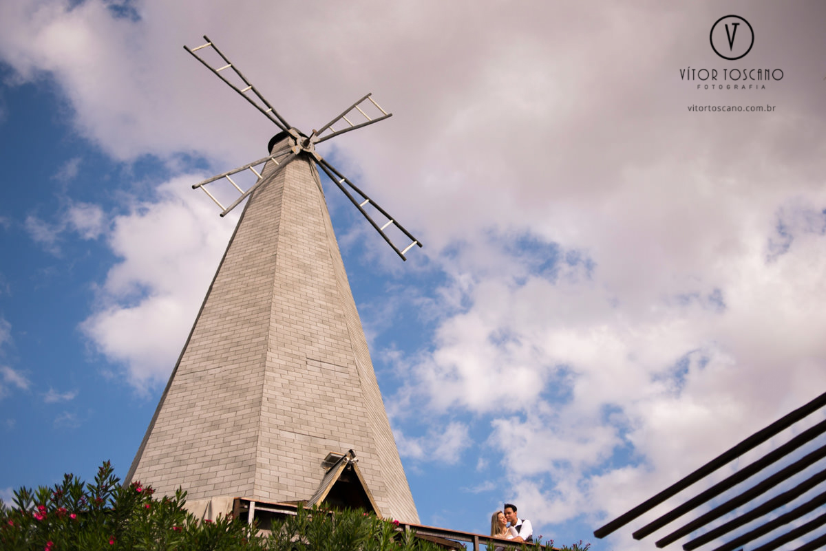 Casal em frente ao moinho no ensaio de casal de Tunisia e Felipe, em Monte das Gameleiras, RN.