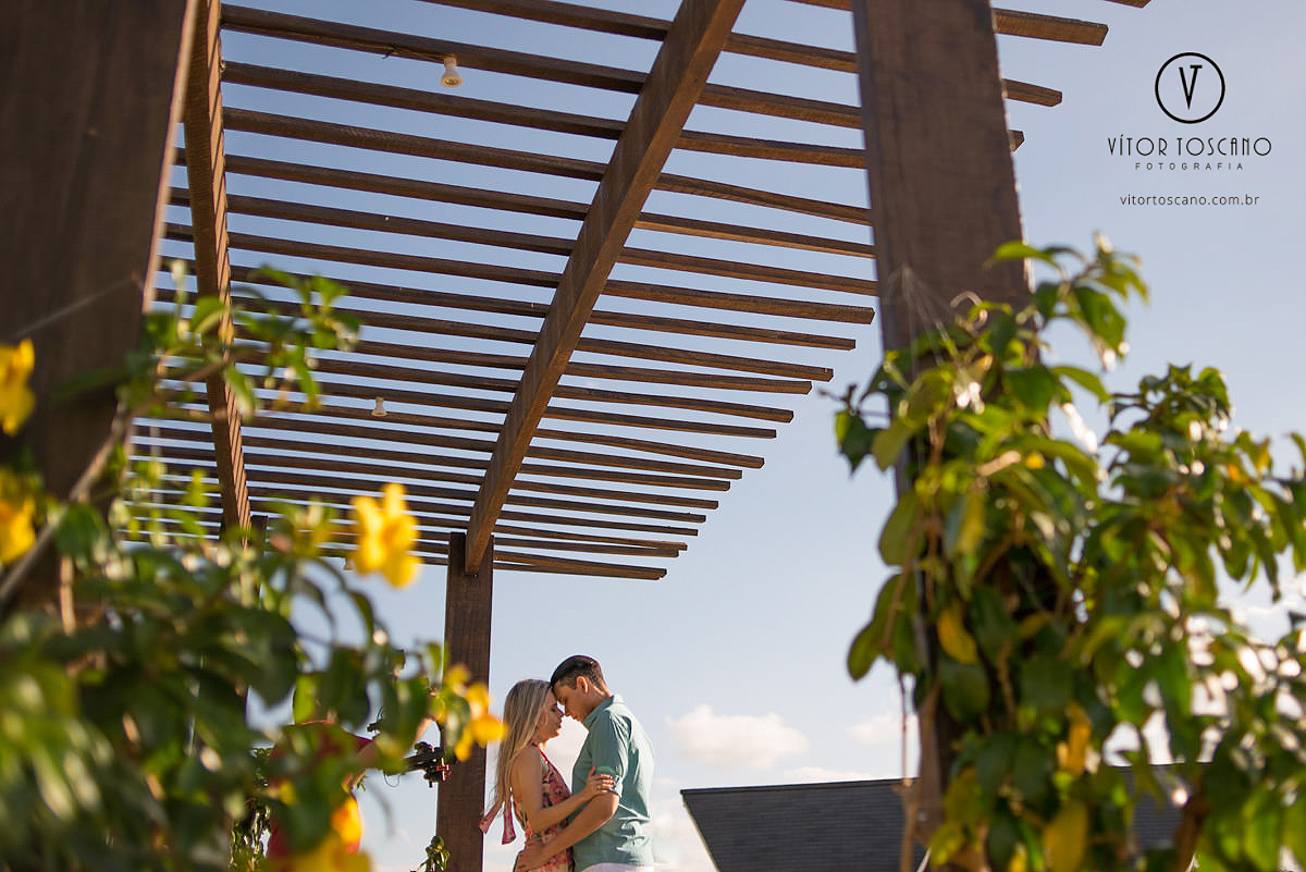 Casal se abraçando noensaio de casal de Tunisia e Felipe, em Monte das Gameleiras, RN.