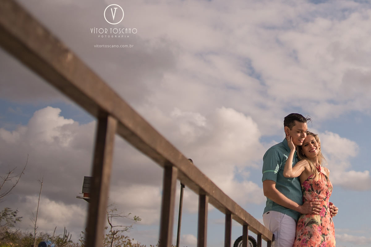 Casal encostado na cerca no ensaio de casal de Tunisia e Felipe, em Monte das Gameleiras, RN.
