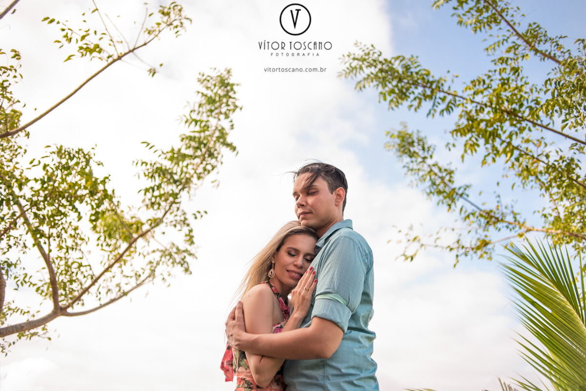 Casal abraçado no ensaio de casal de Tunisia e Felipe, em Monte das Gameleiras, RN.