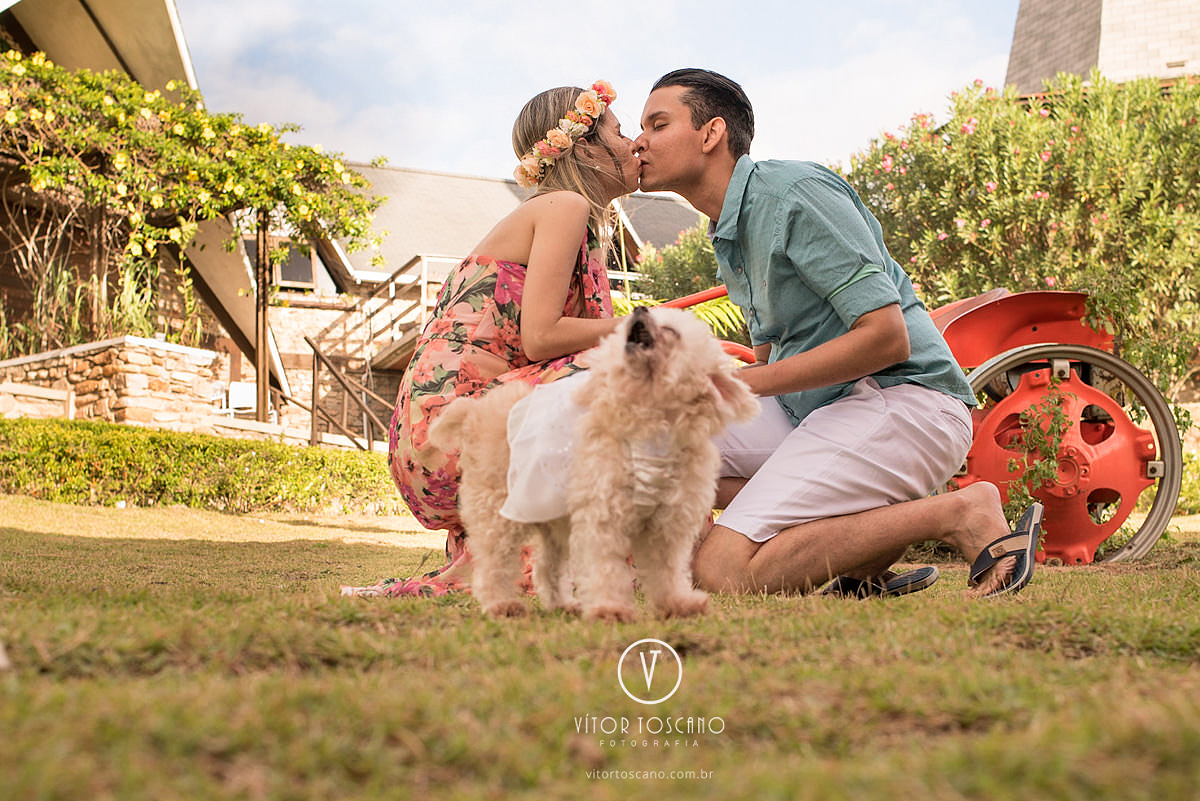 Casal se beijando e o cachorro uivando no ensaio de casal de Tunisia e Felipe, em Monte das Gameleiras, RN.