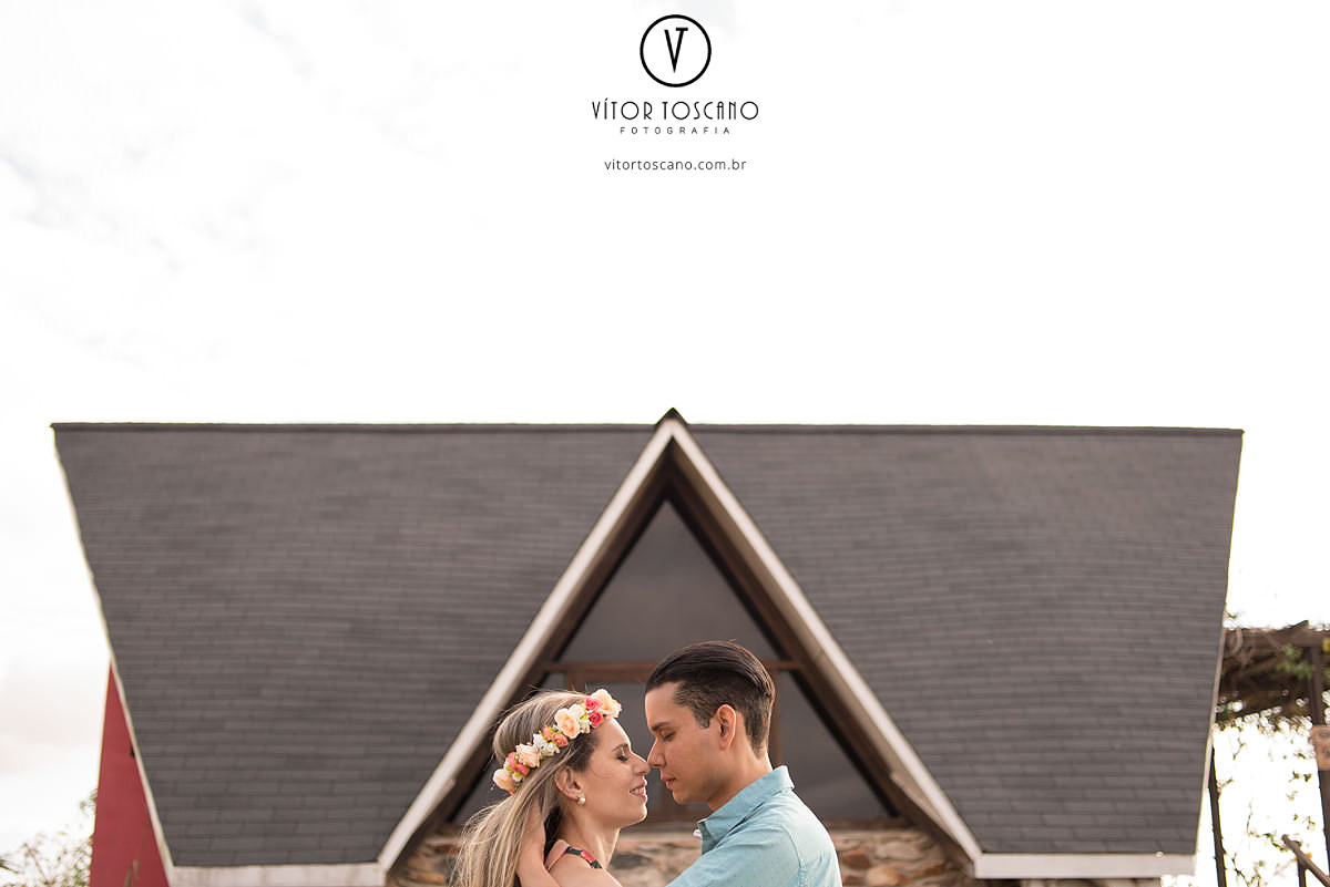 Casal em frente à casa no ensaio de casal de Tunisia e Felipe, em Monte das Gameleiras, RN.