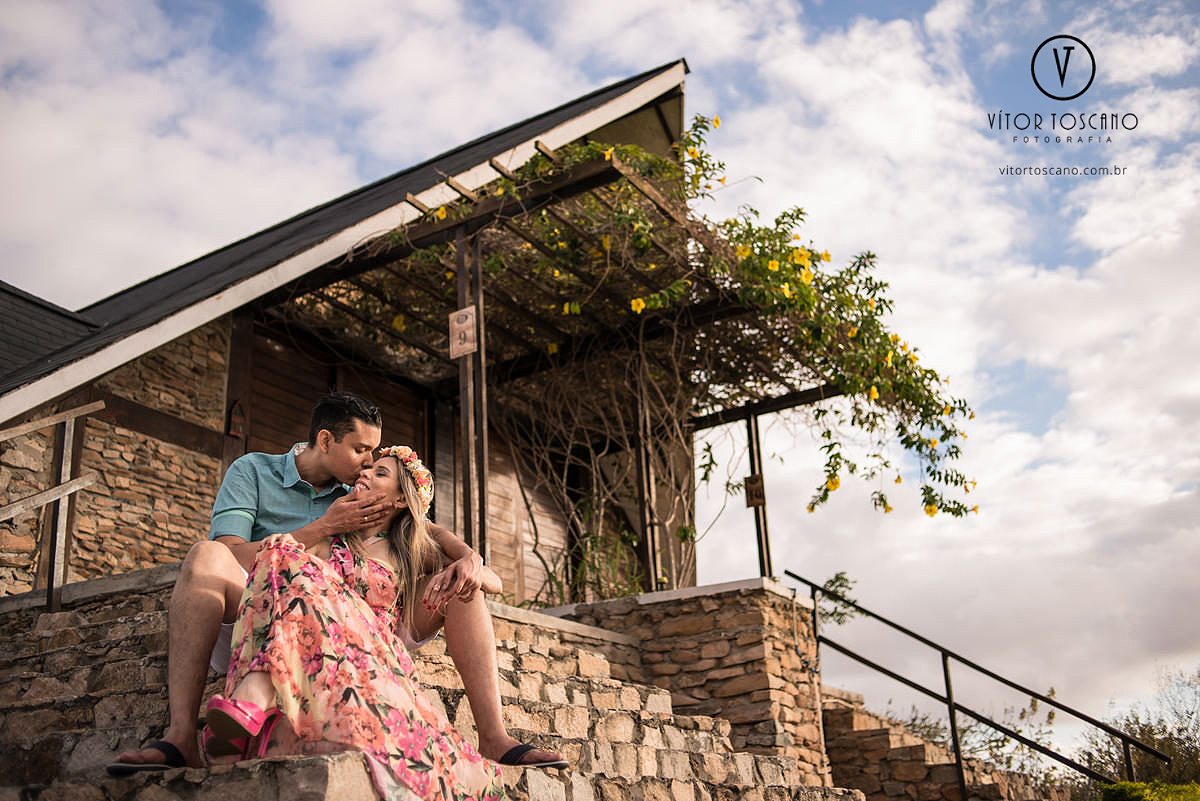 Casal namorando em frente à casa no ensaio de casal de Tunisia e Felipe, em Monte das Gameleiras, RN.