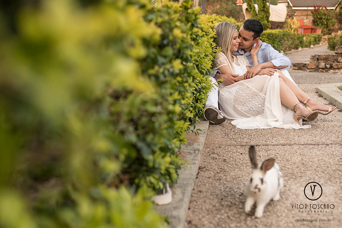 Casal namorando e coelho na frente ensaio de casal de Tunisia e Felipe, em Monte das Gameleiras, RN.