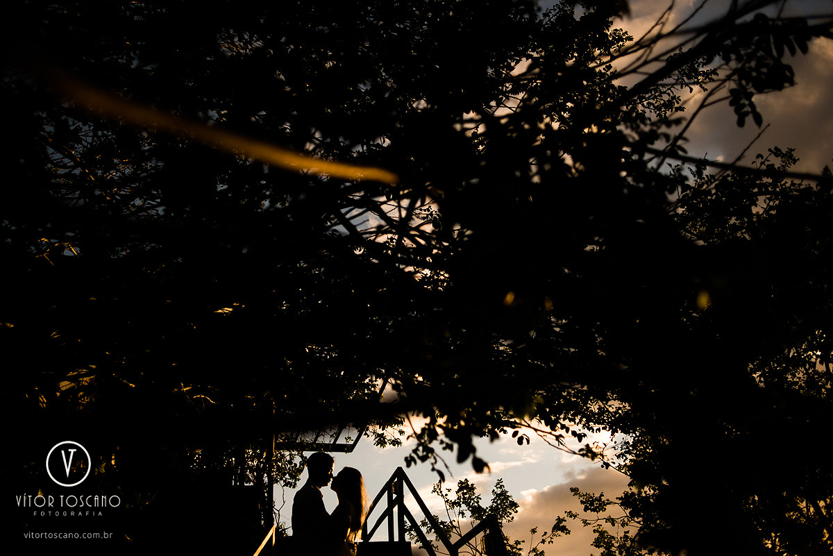 Silhueta do casal no ensaio de casal de Tunisia e Felipe, em Monte das Gameleiras, RN.