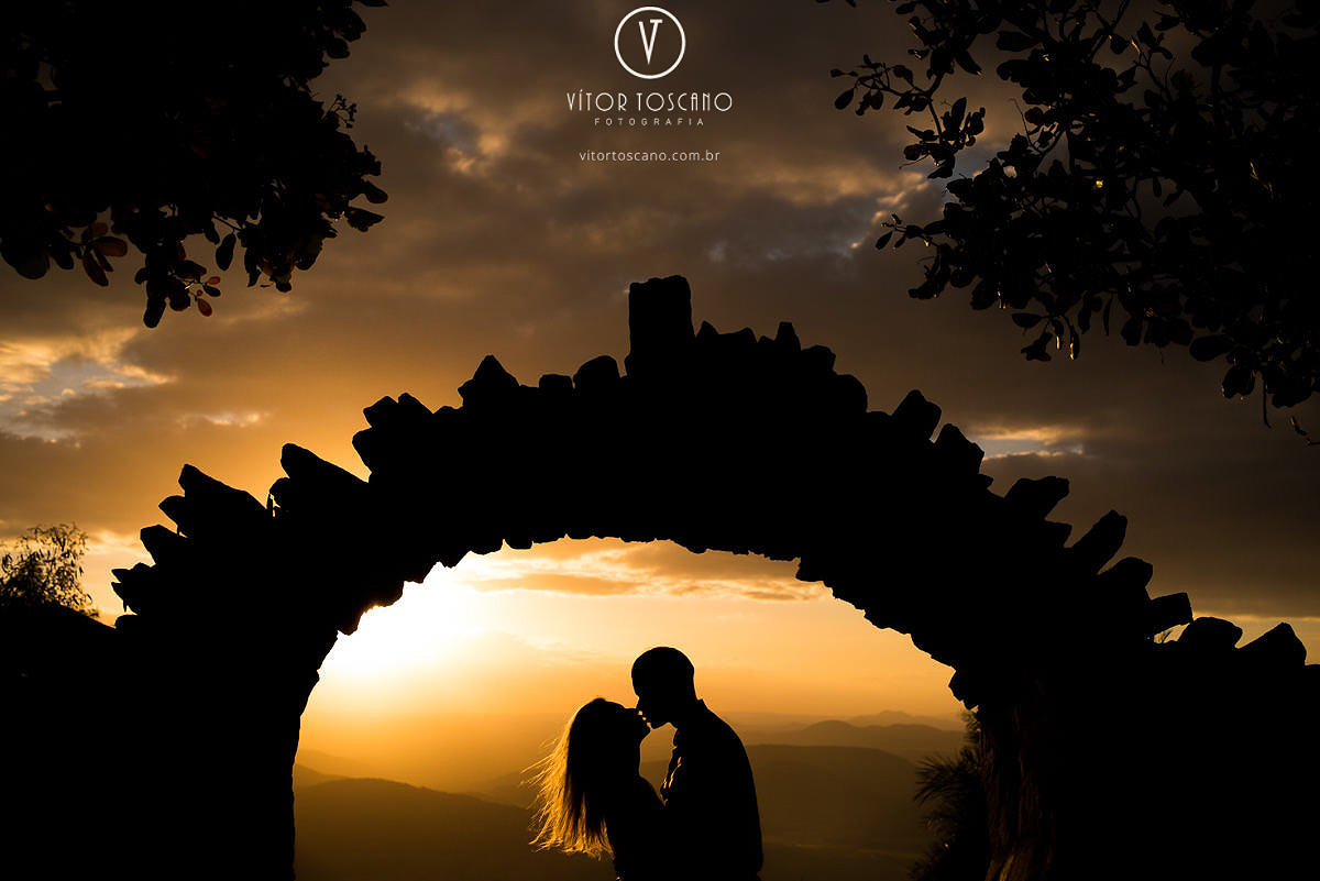 Silhueta do casal no ensaio de casal de Tunisia e Felipe, em Monte das Gameleiras, RN.