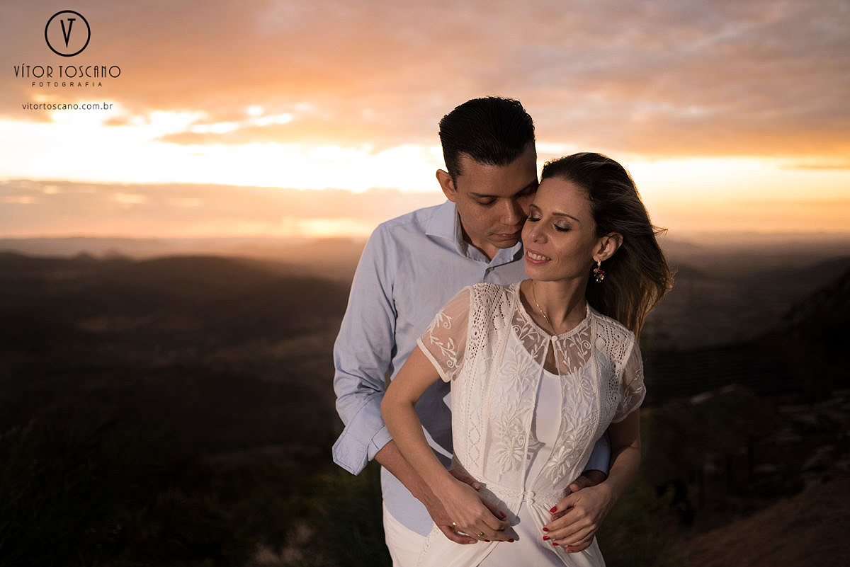 Casal abraçado no ensaio de casal de Tunisia e Felipe, em Monte das Gameleiras, RN.