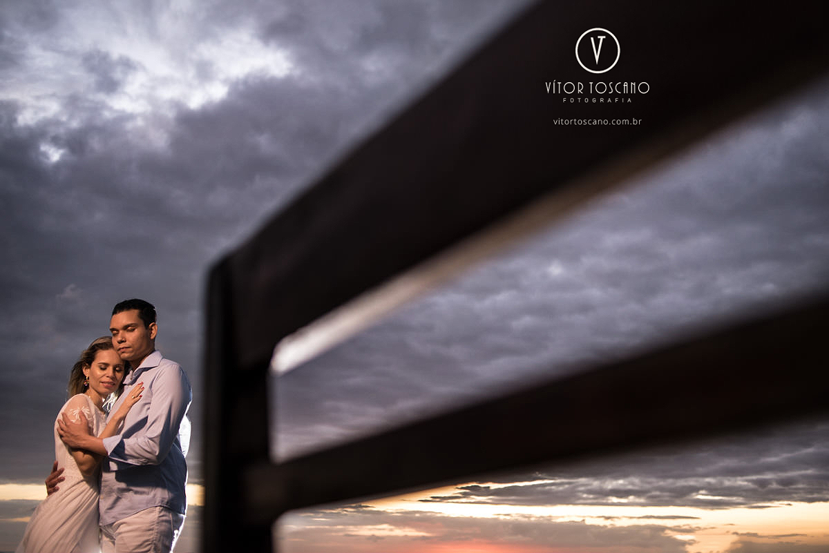 Casal em frente à cerca no ensaio de casal de Tunisia e Felipe, em Monte das Gameleiras, RN.