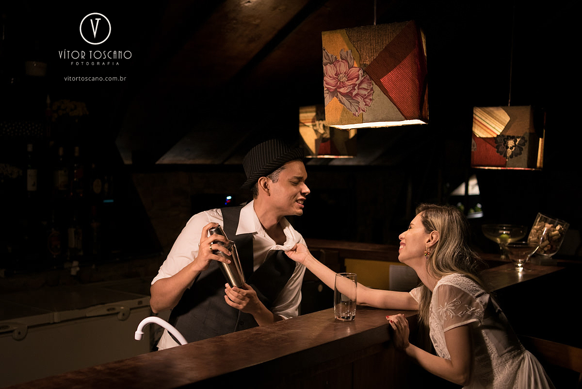 Casal namorando no bar no ensaio de casal de Tunisia e Felipe, em Monte das Gameleiras, RN.